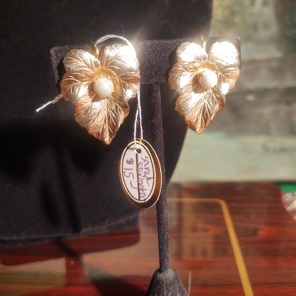 Vintage leaf earrings with faux pearls